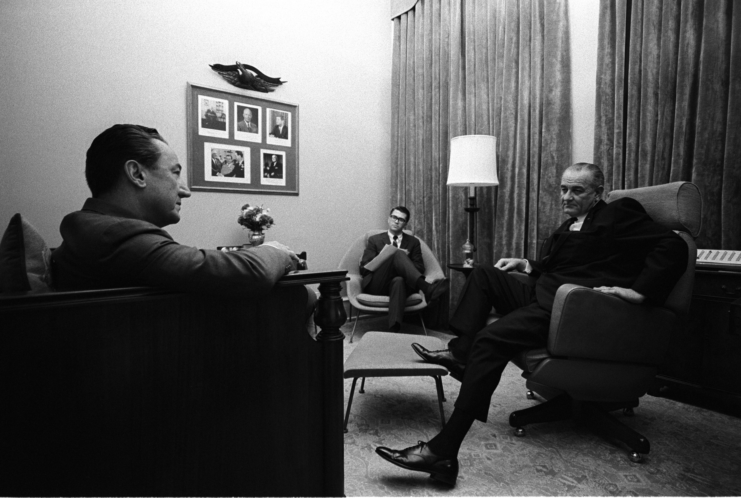  Stewart Alsop, Tom Johnson, and President Lyndon B. Johnson in discussion